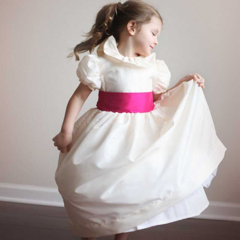 Daphné frill collar flower girl dress with puff sleeves in ivory and fuschia Little Eglantine