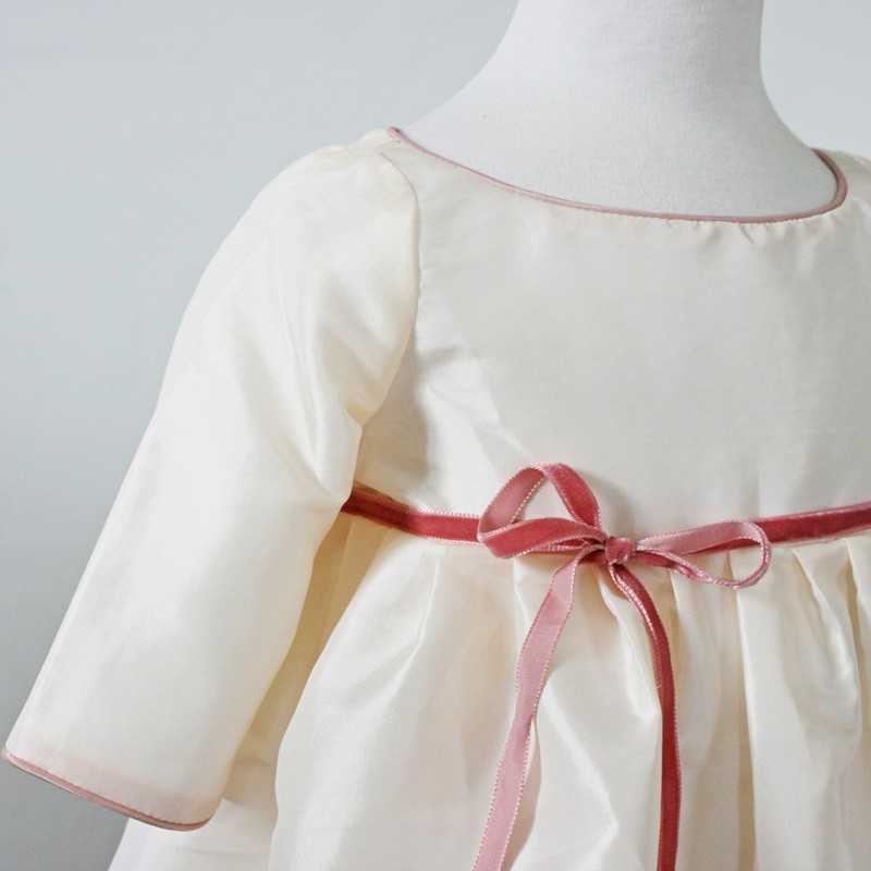 detail of the pink pipinkg and pink velvet ribbon at the waist of Amelie short dress for weddings and special occasions